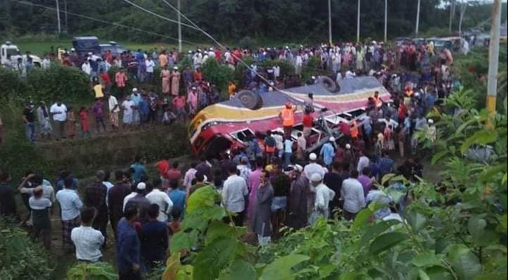 রামুতে বাস উল্টে নিহত ২, উদ্ধার তৎপরতা চলছে