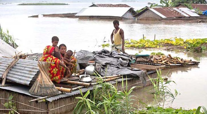 খাবারের আশায় লাখো বানভাসি