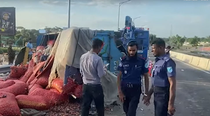 পদ্মা সেতুতে ট্রাক উল্টে আহত ৩