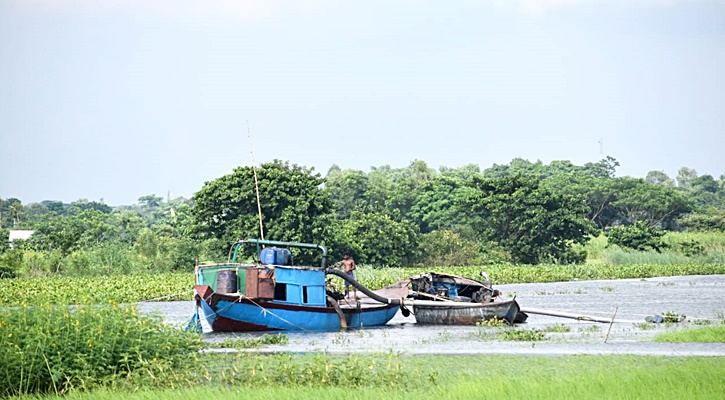 অবৈধভাবে বালু উত্তোলন, নদী তীরবর্তী ফসলি জমিতে ভাঙন